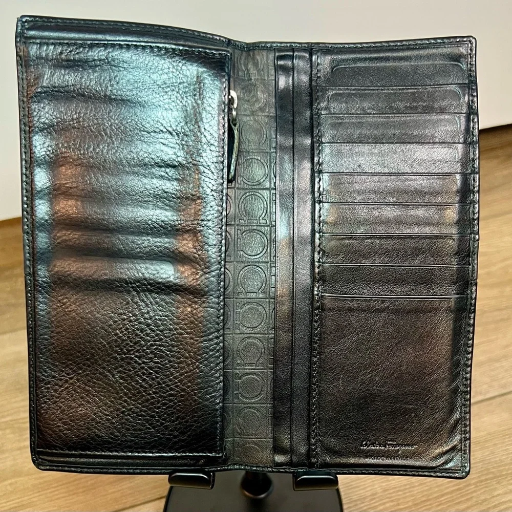 SALVATORE FERRAGAMO Ganchini Leather Wallet in Black